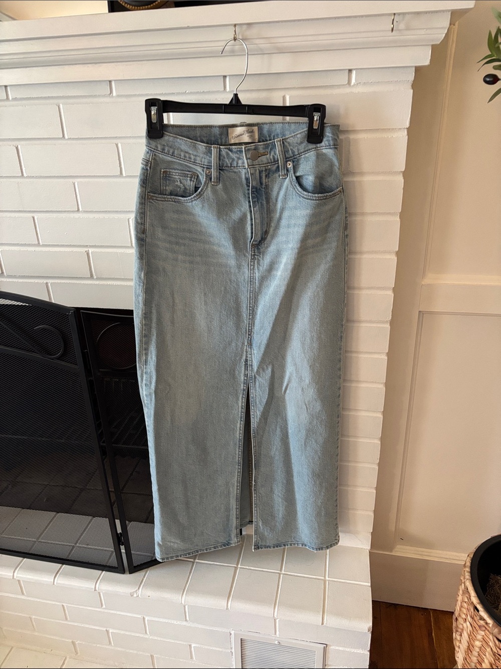 Universal Thread Light Blue Denim Straight-Leg Jeans